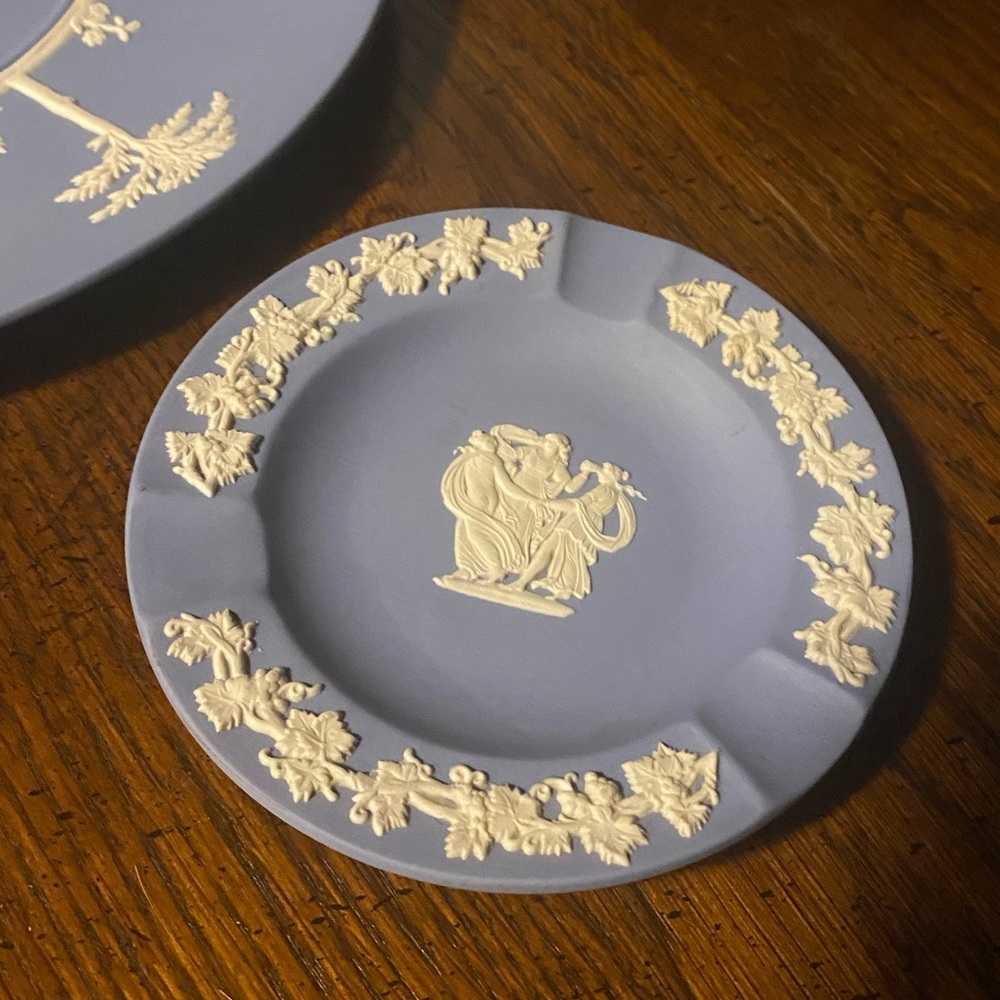 Vintage Wedgwood Jasperware Set | 1955 Blue & White Relief | 4 Piece Collectible - Picture 4 of 8